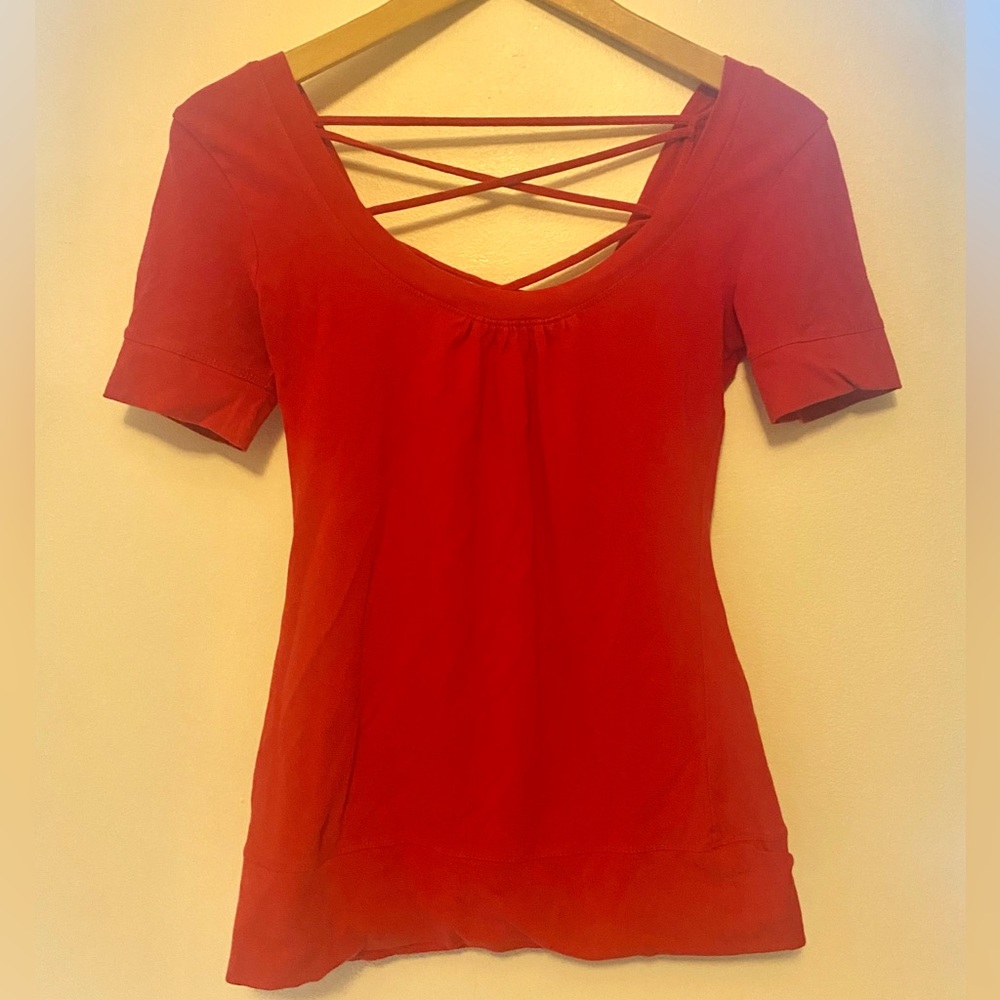 Adorable fitted red top.